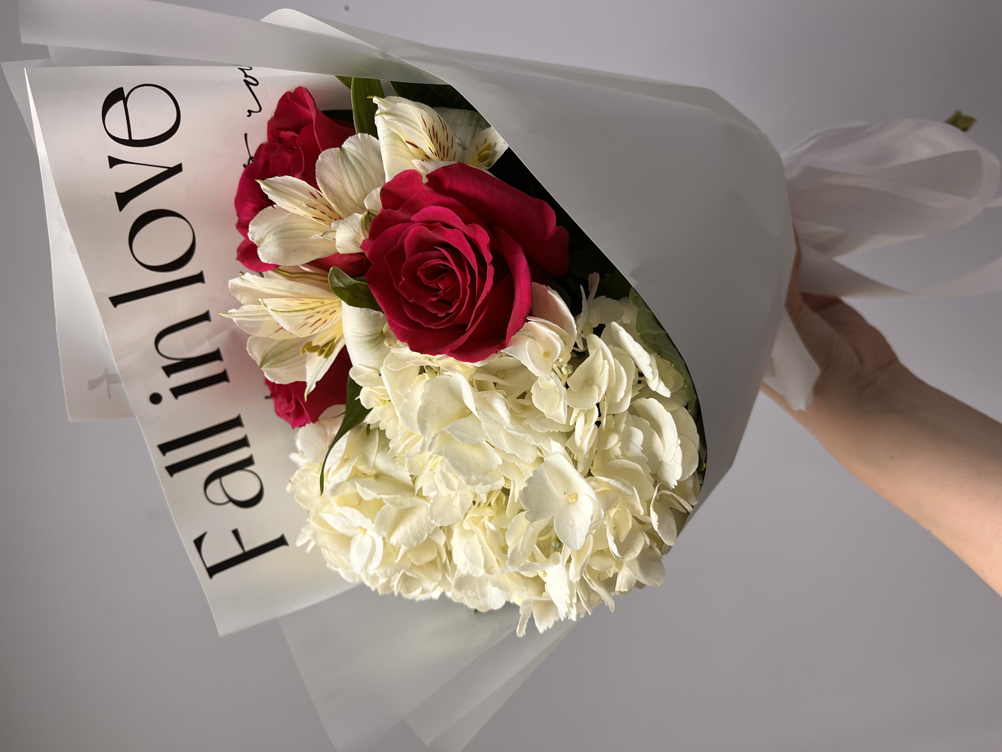 Гортензия с розами в упаковке