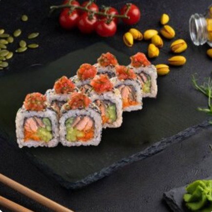 Ролл с жареным лососем и соусом спайси