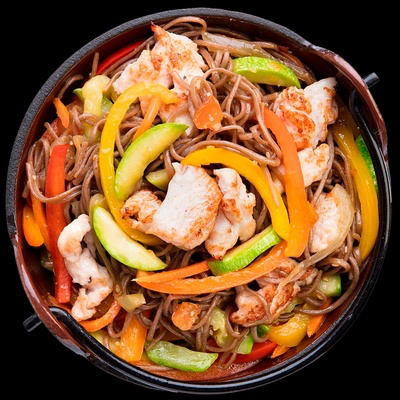 Лапша гречневая с курицей и овощами