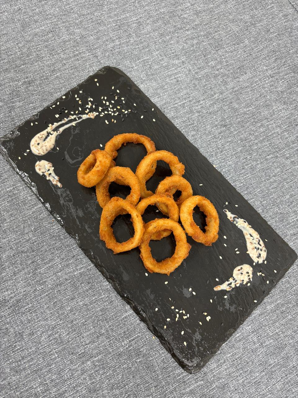 Луковые кольца с чесночным соусом