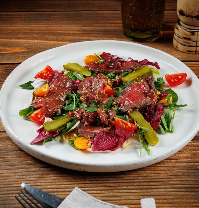 Салат с ростбифом, микс зелени, картофель пай, томаты черри