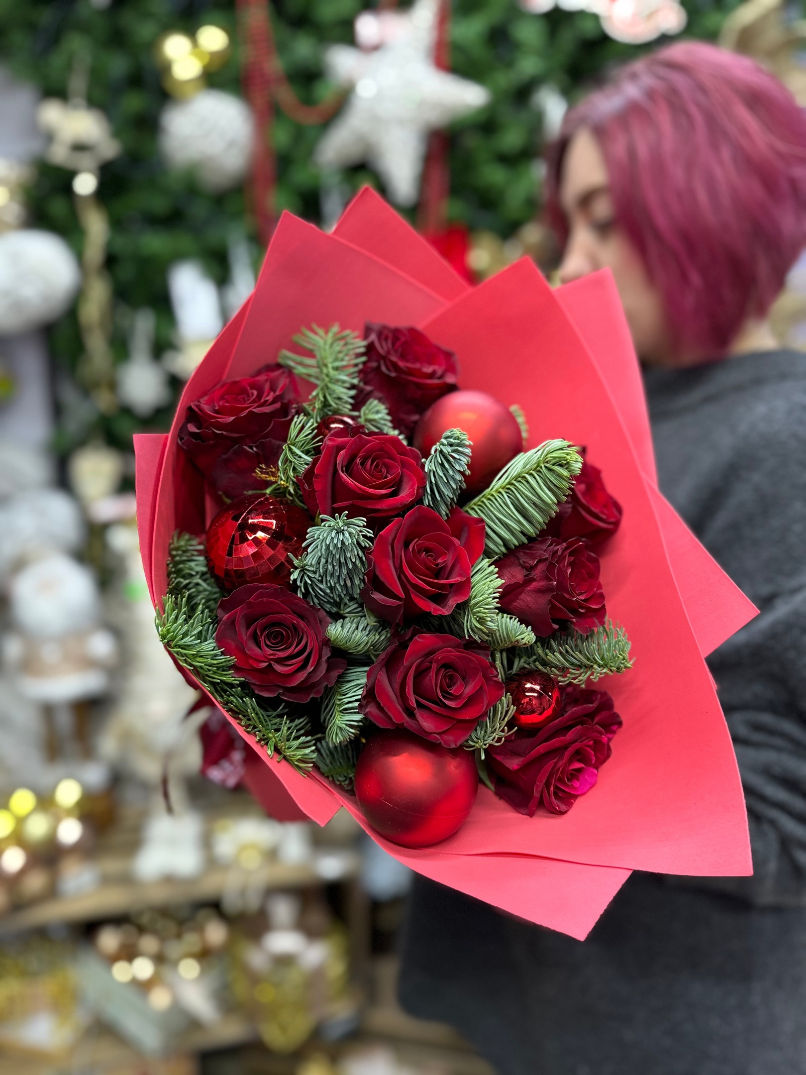 Новогодний букет алых роз и нобилиса в оформлении!
