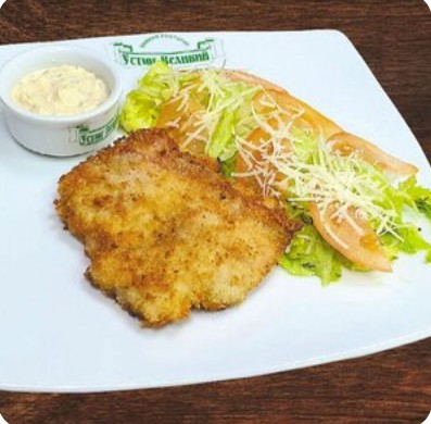 Шницель куриный с беконом, сырным соусом и салатом