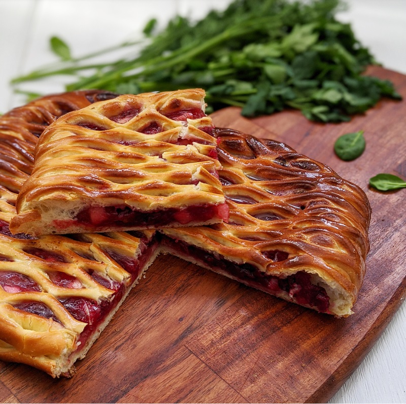 Пирог сладкий с клубникой