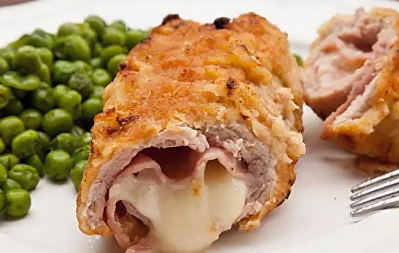 Рулет куриный с ветчиной и сыром в панировке