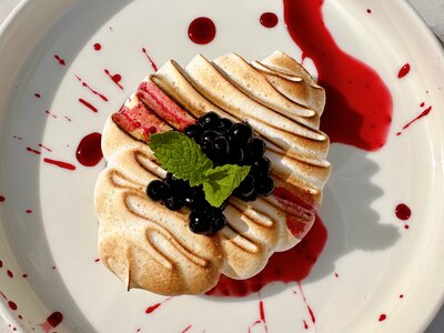 Меренга с творогом и черникой в сиропе