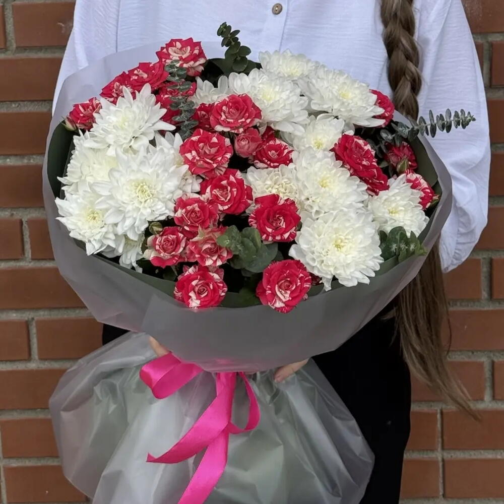 Букет кустовых роз и хризантем
