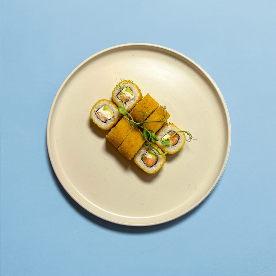 Жареный ролл с лососем