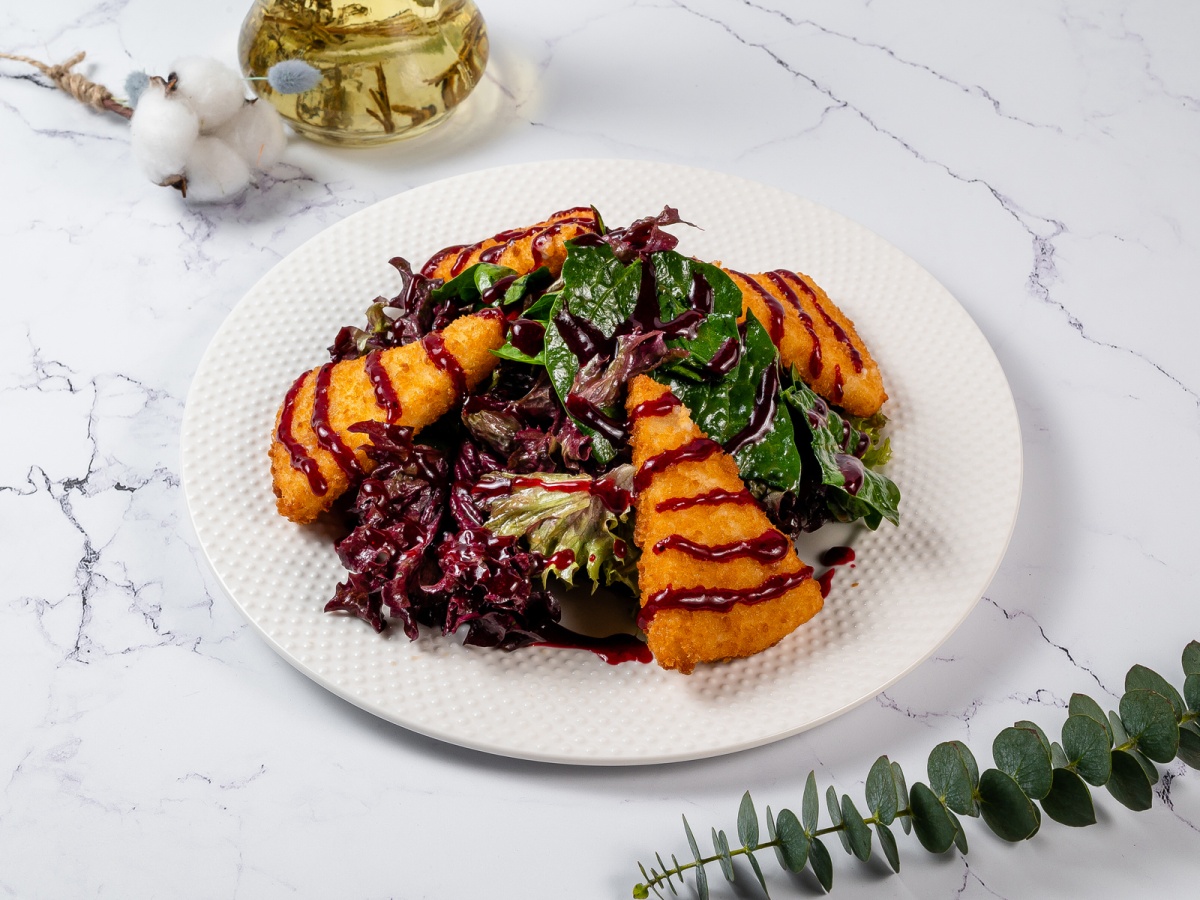 Салат со шпинатом, жареным сулугуни и инжиром