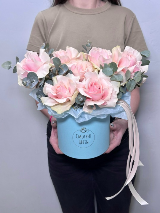 Французские розы с эвкалиптом в коробке