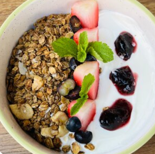 Йогурт с гранолой и ягодами