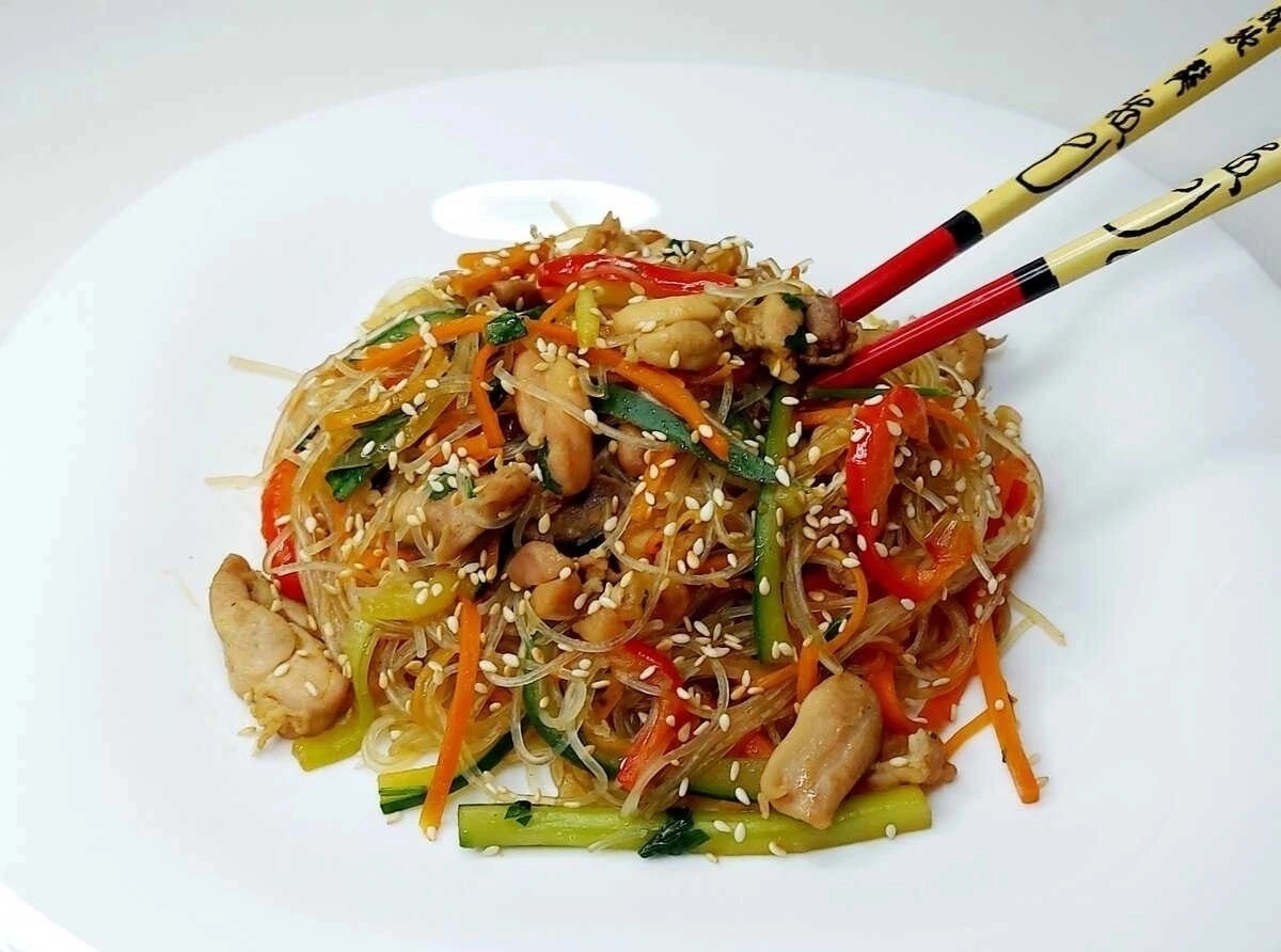 Салат Фунчоза с курочкой терияки