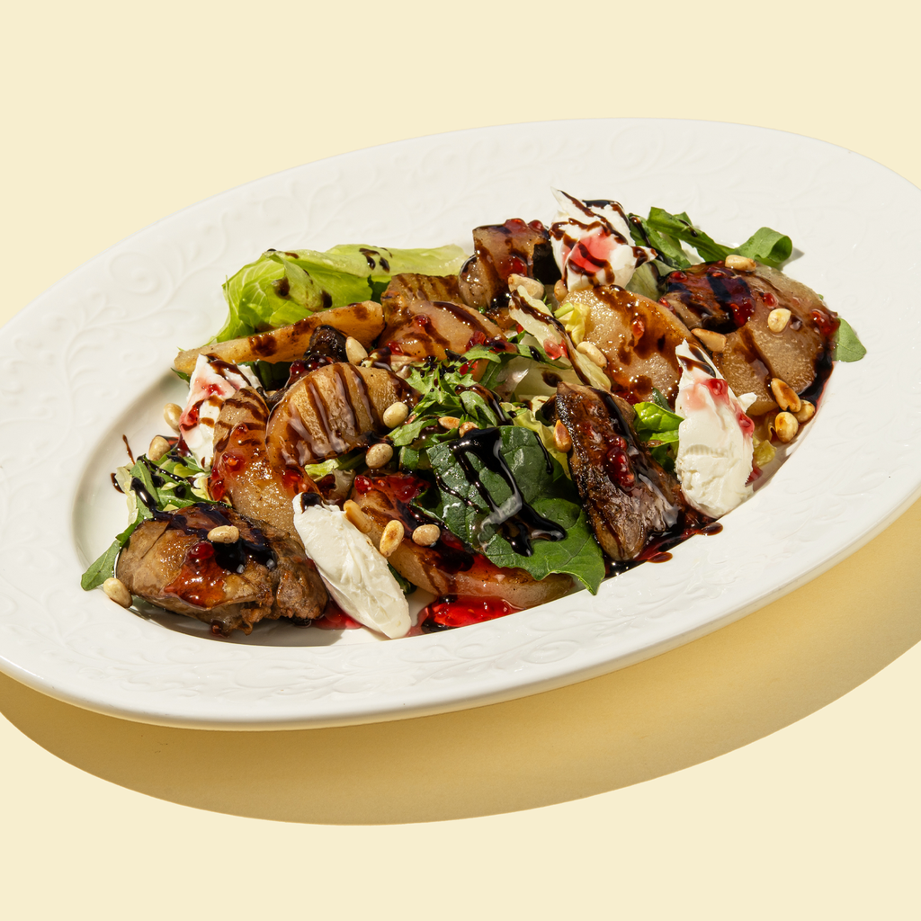 Салат с куриной печенью и грушей