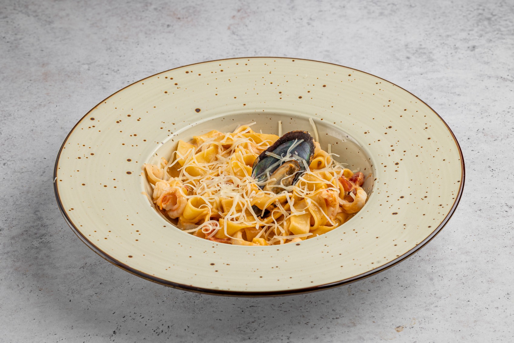 Паста с морепродуктами в сливочно-томатном соусе