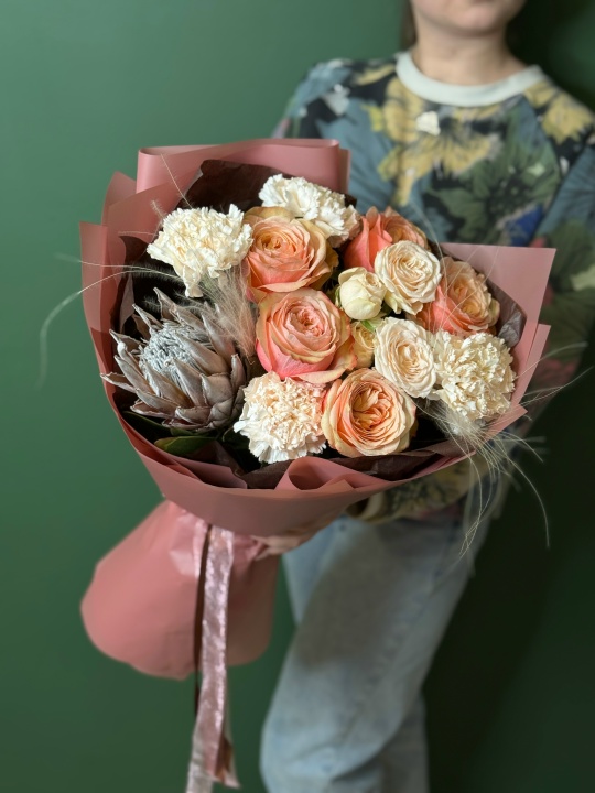 Букет с протеей, эквадорскими розами Кахала и диантусами