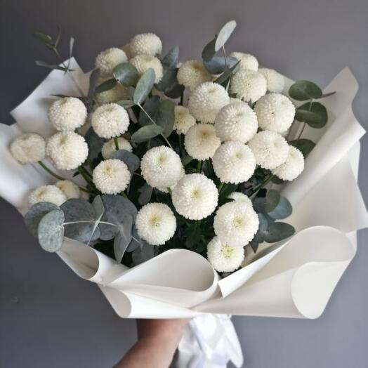 Нежные шарики хризантем и эвкалипт