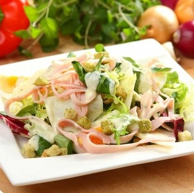 Салат с ветчиной и курицей