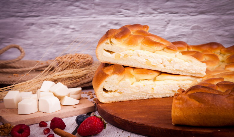 Сдобный пирог с творогом и изюмом