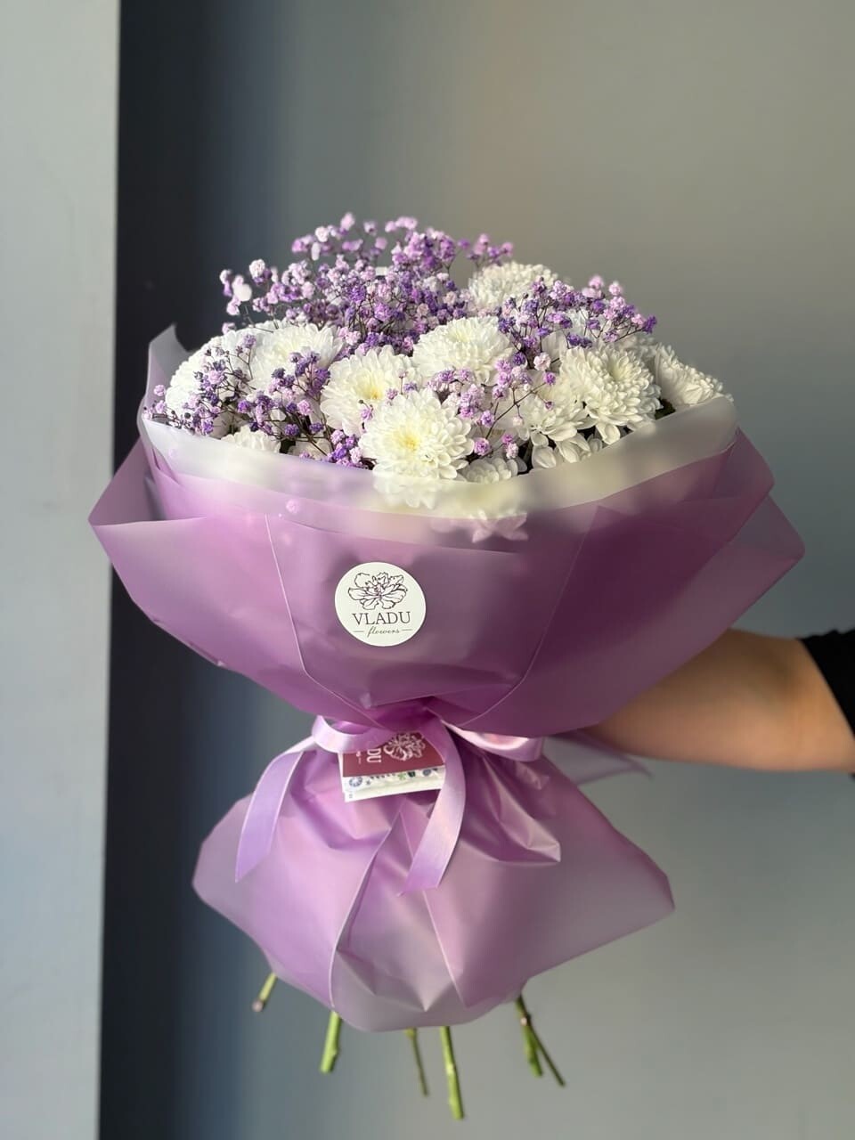 Букет из хризантемы и гипсофилы