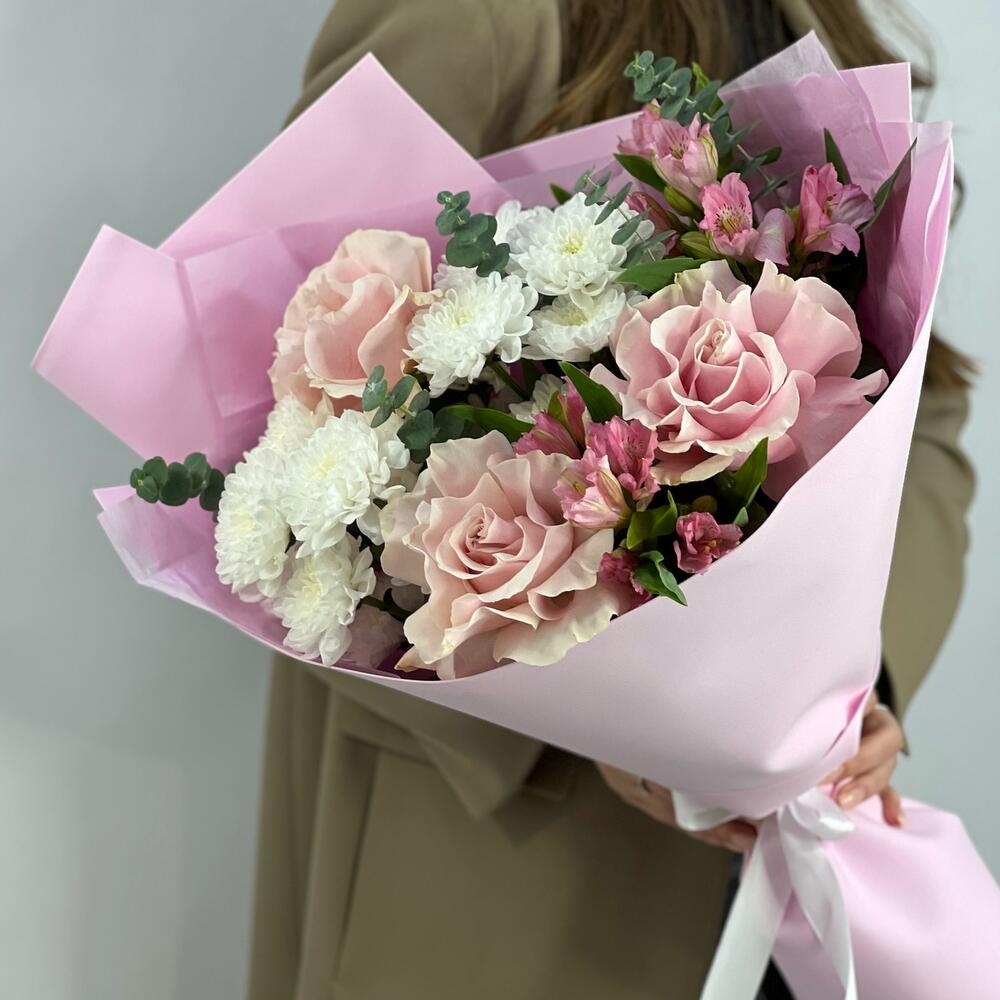 Милый букет с розами, хризантемами и альстромерий