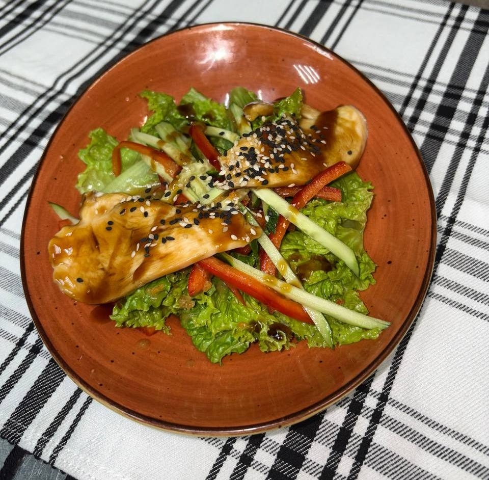 Салат с курочкой и овощами под соусом террияки