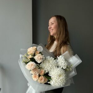 Букет с персиковой розой, диантусами и одноголовой хризантемой