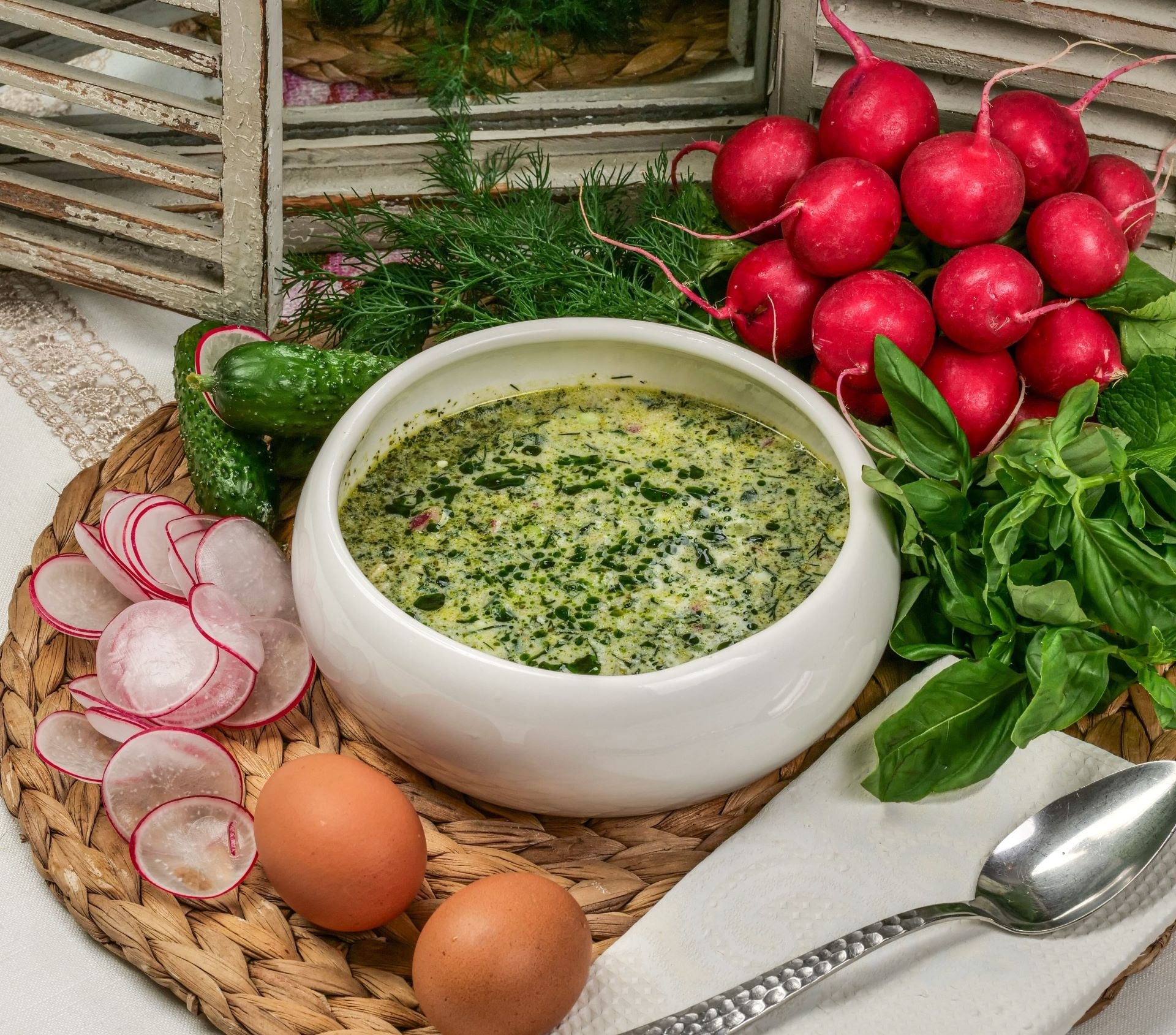 Окрошка на кефире с ветчиной и песто