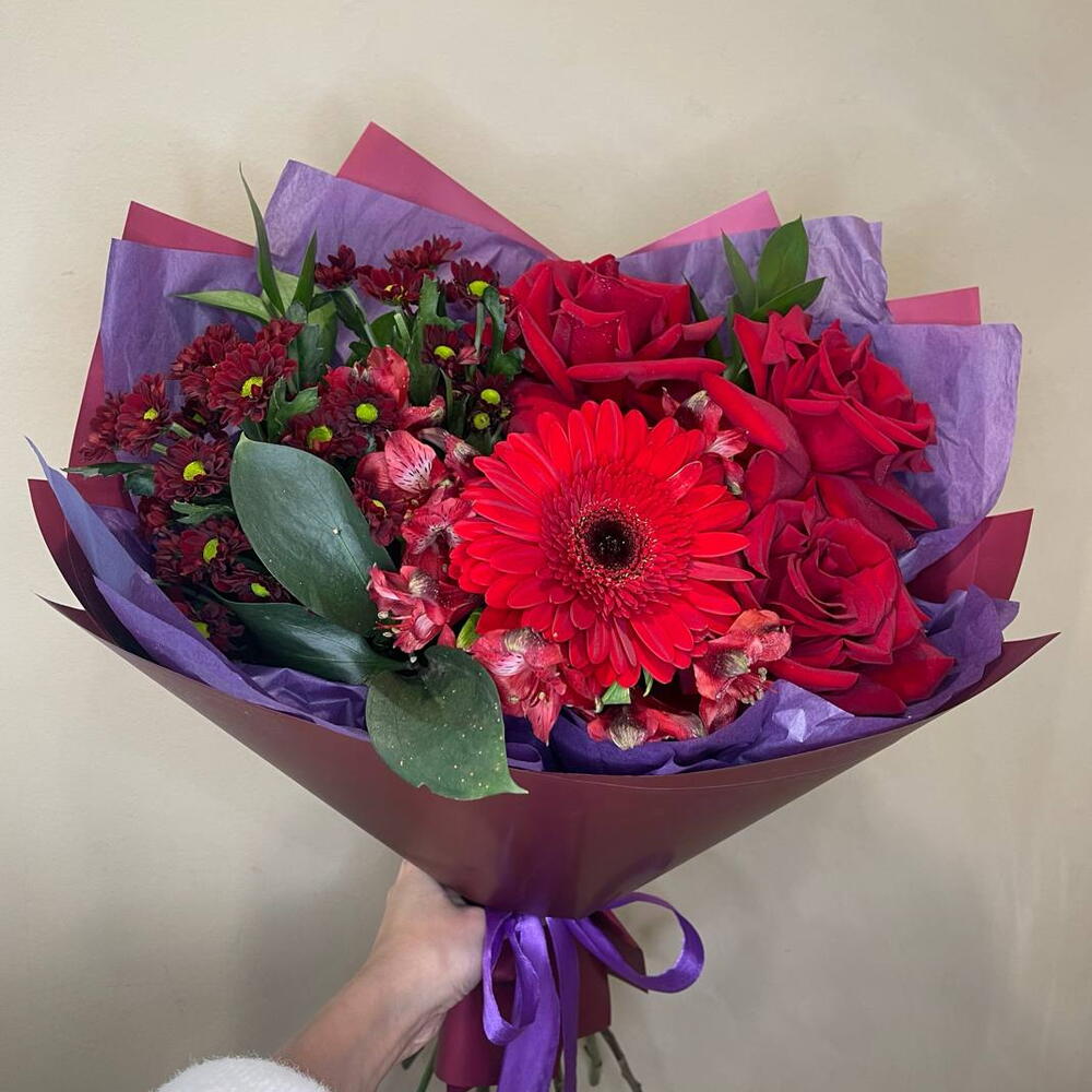 Яркий букет с герберой