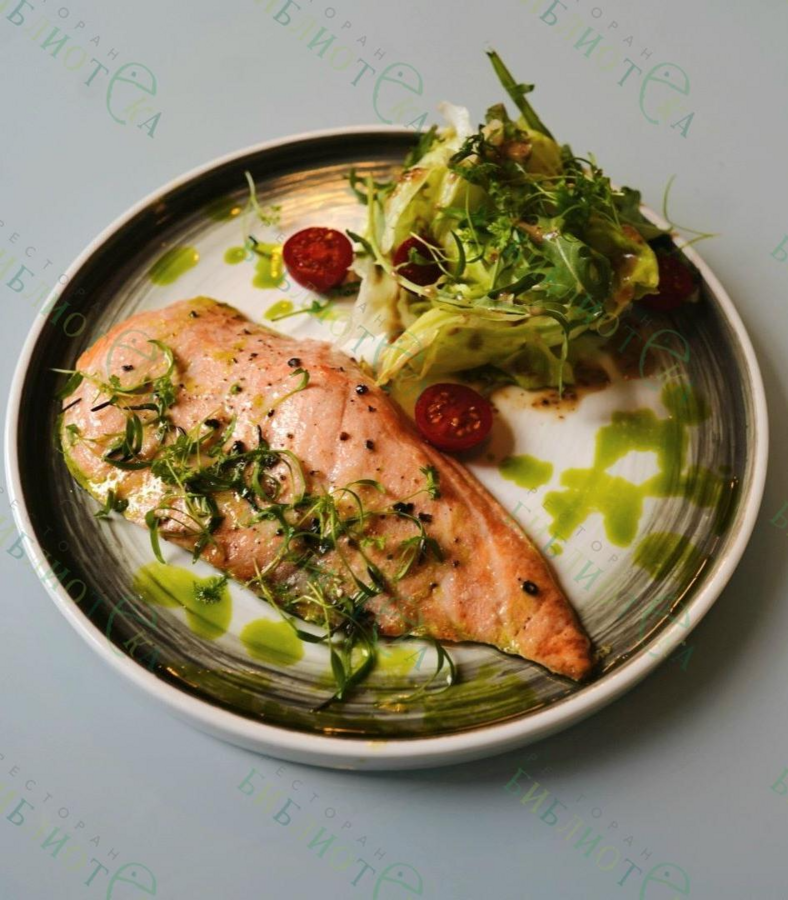 Лосось с соусом нисуаз и микс салатом