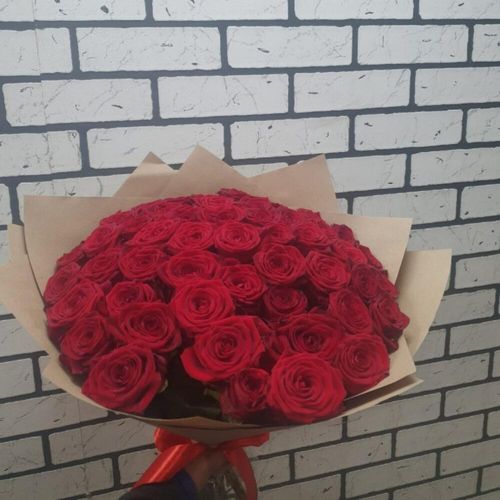 51 красная роза в крафте