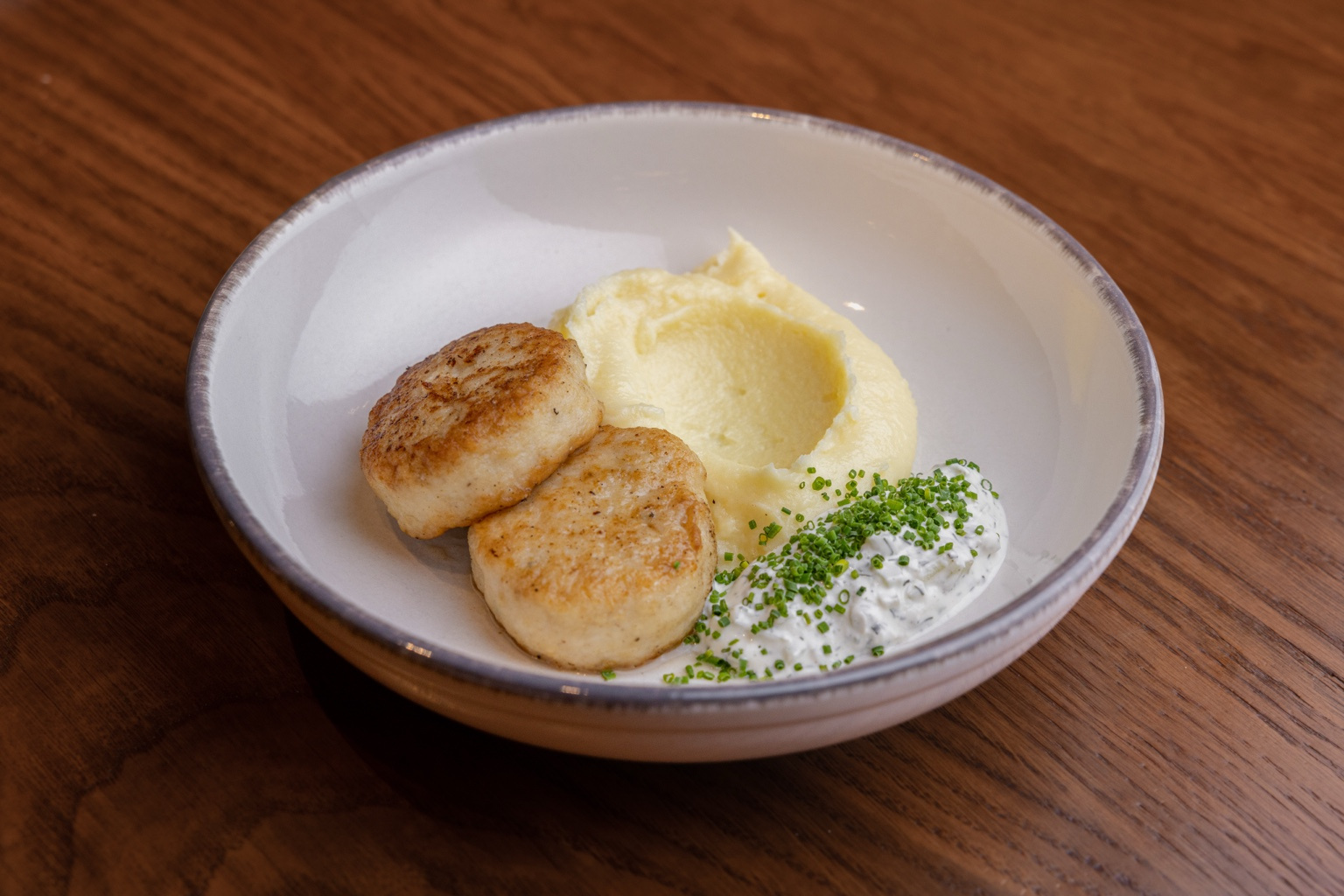 Щучьи котлетки с картофельным пюре и соусом дзадзики