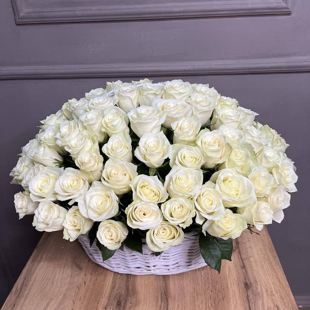 Корзина с цветами белые розы 101 шт