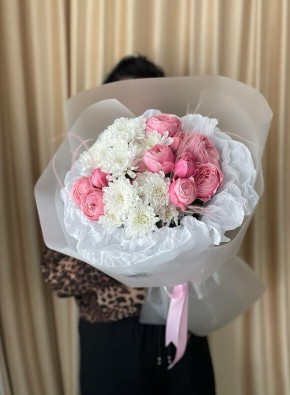 Букет из кустовых пионовидных роз с хризантемой