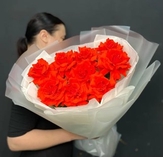9 алых французских роз в авторской упаковке