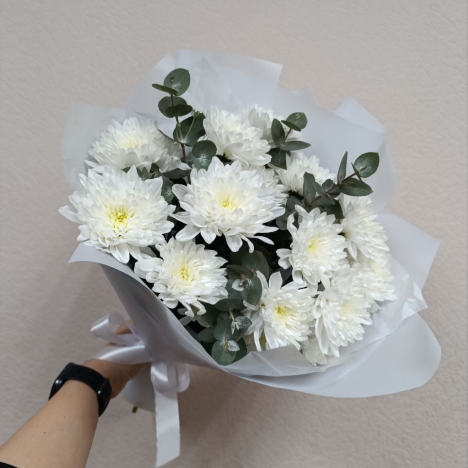 Хризантемы с эвкалиптом 