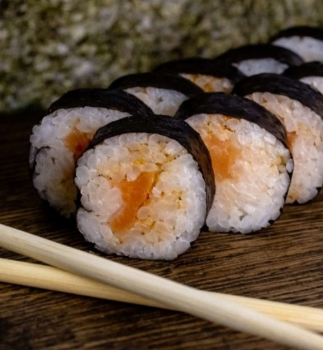 Ролл лосось в спайсе