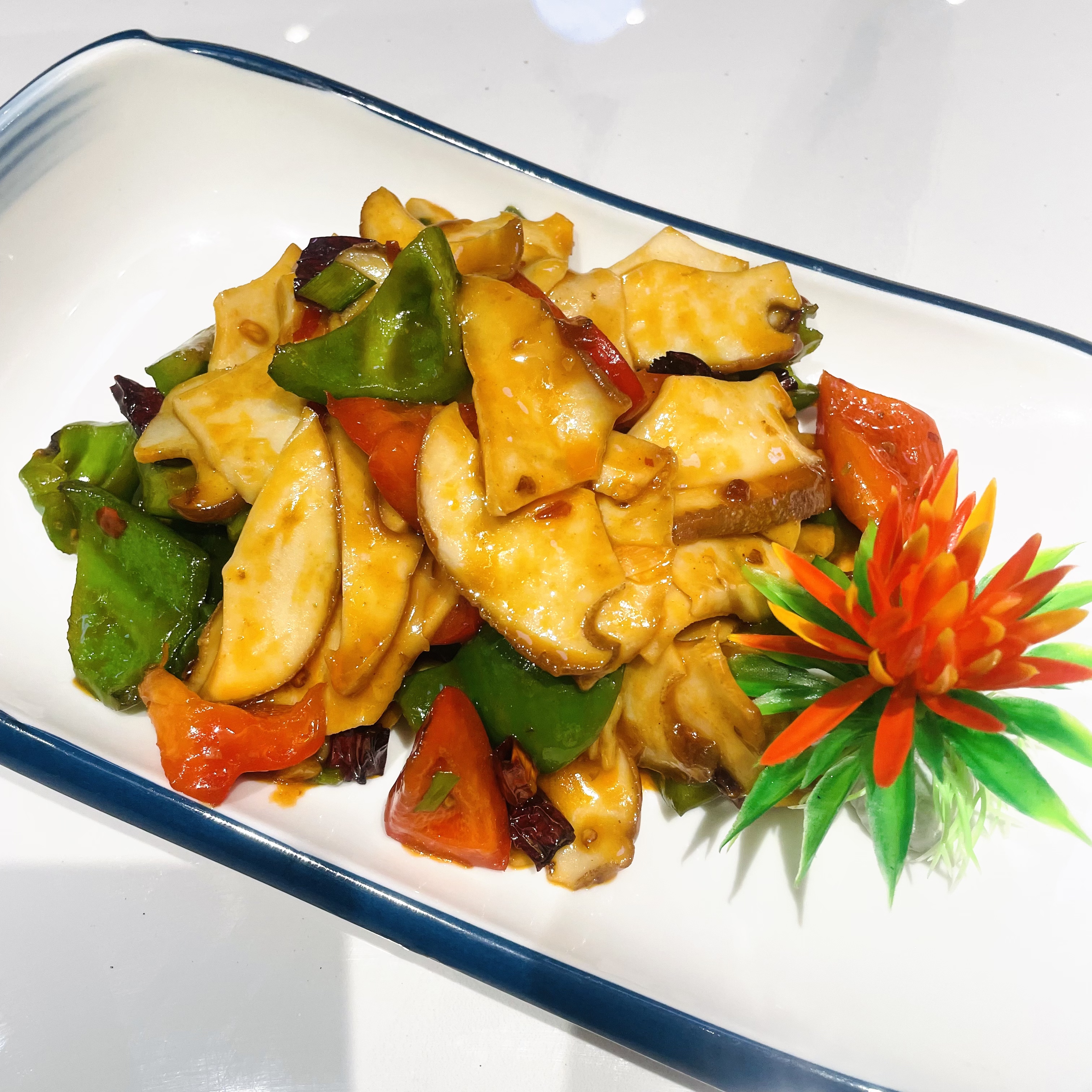 H--48 辣炒黄金鲍鱼 Острые жареные золотистые морские ушки.