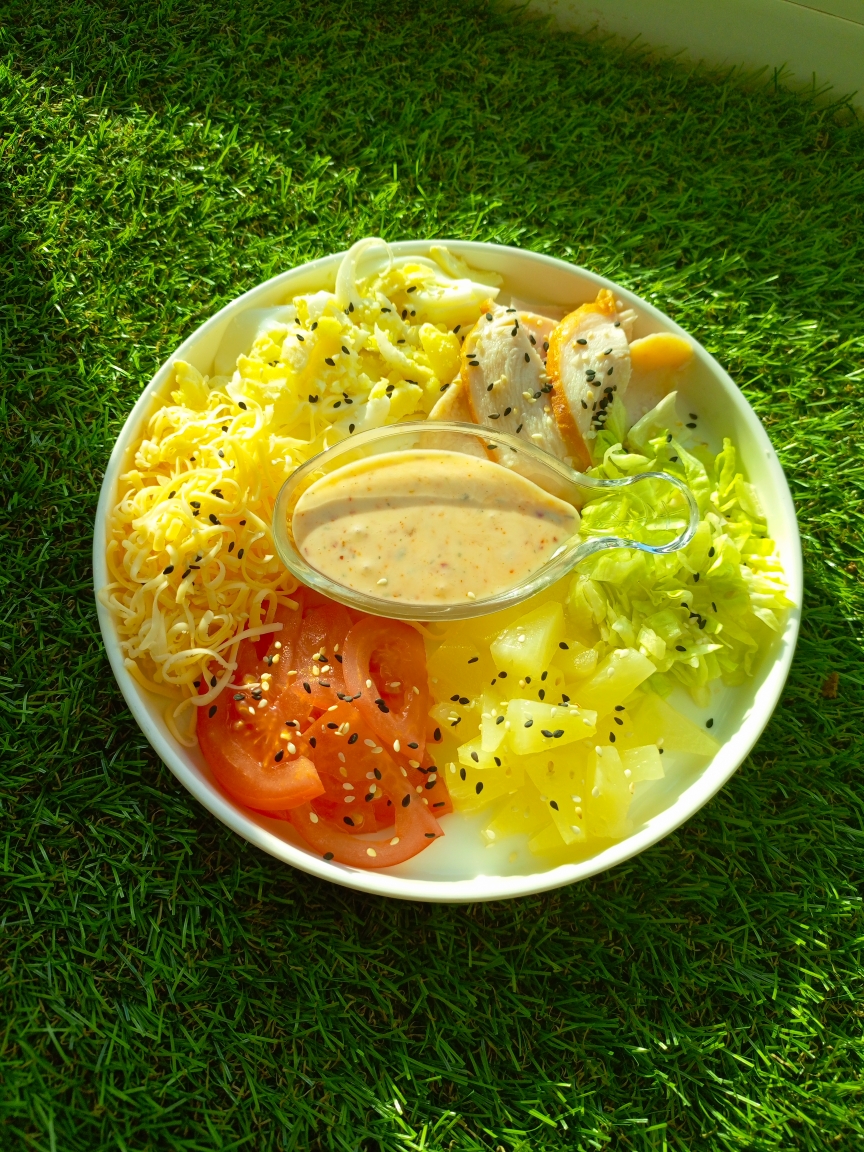 Салат с ананасами и куриным филе