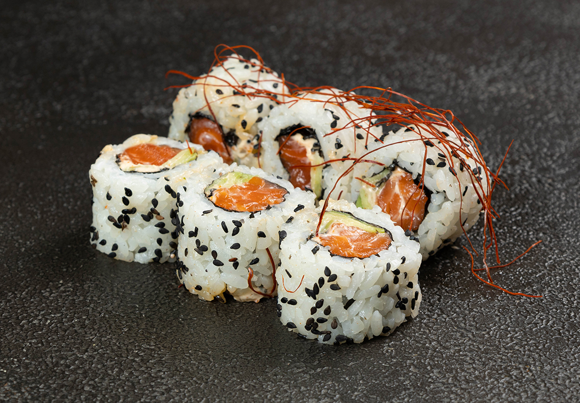 Ролл Блек Джек с лососем