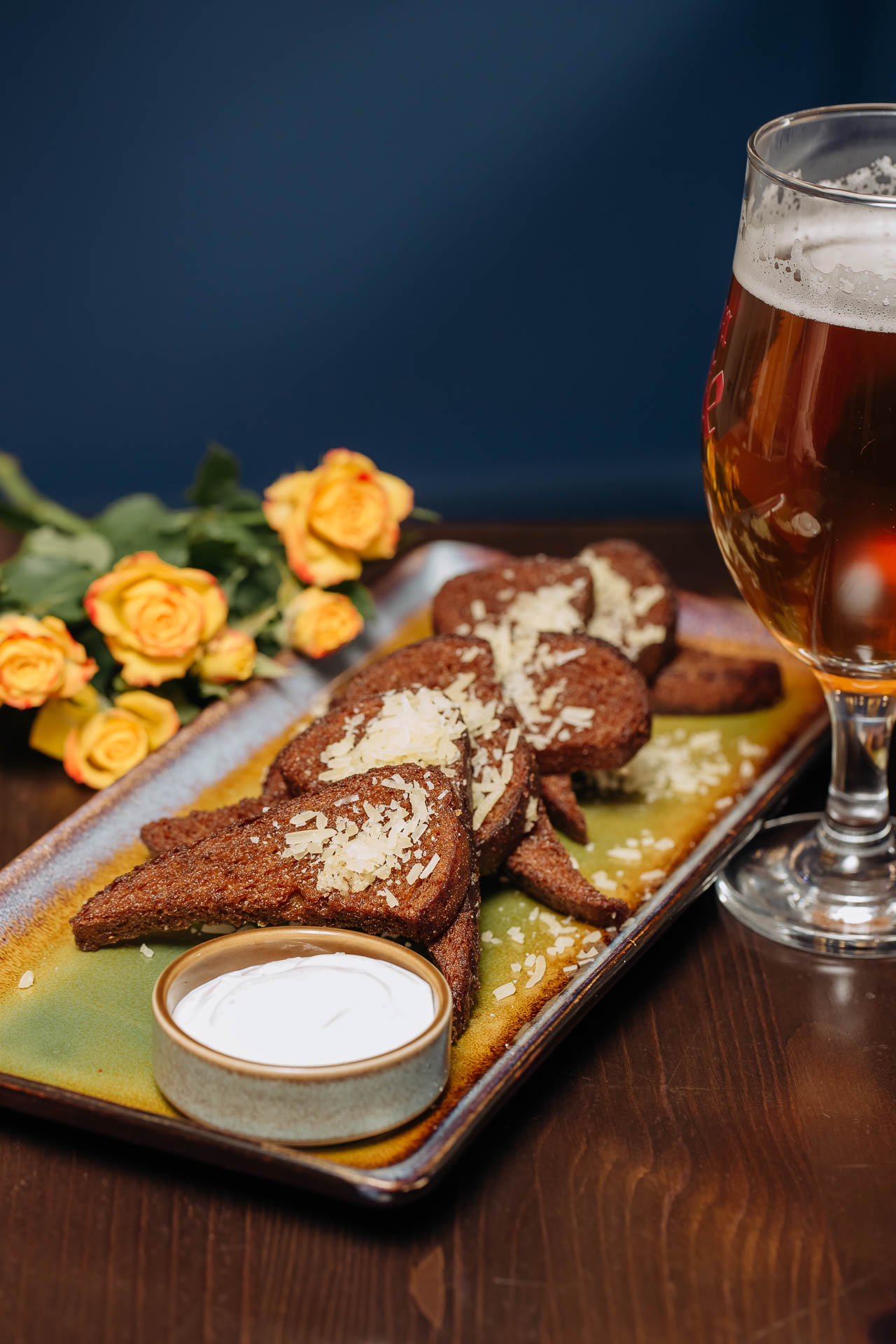 Гренки бородинские с пармезаном и чесночным соусом