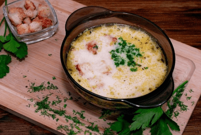 Суп сырный с курицей и сухариками