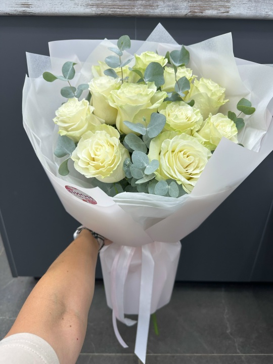 Букет из 11 белых роз и эвкалипта