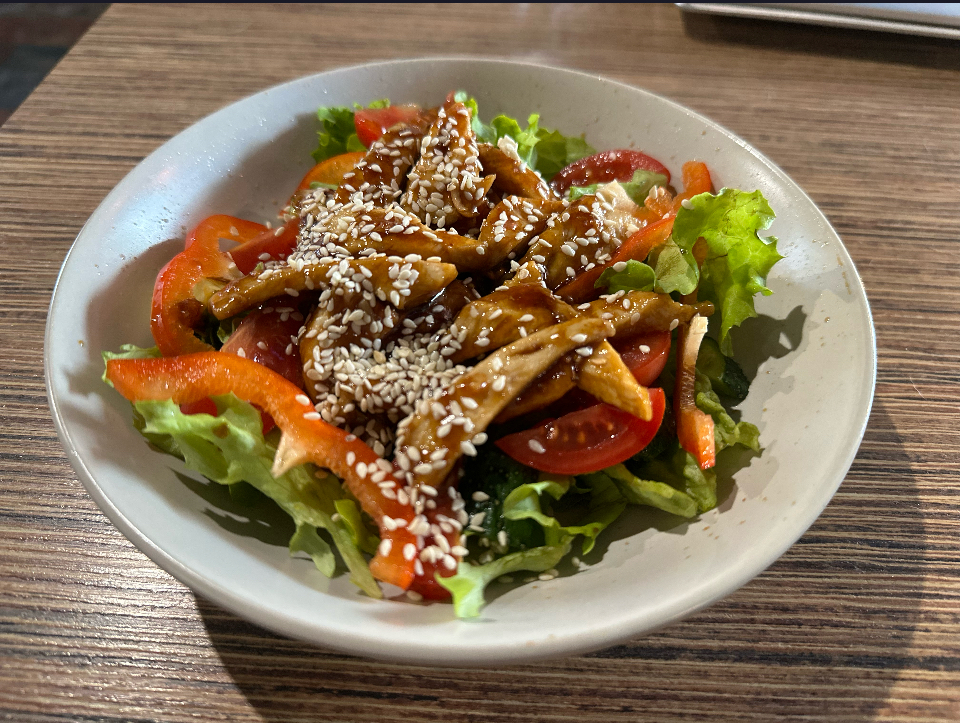 Салат с курицей терияки