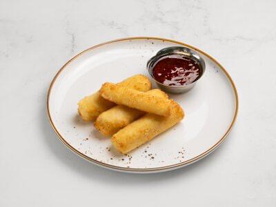 Сырные палочки с ягодным соусом