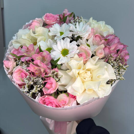 Букет из роз и альстромерии