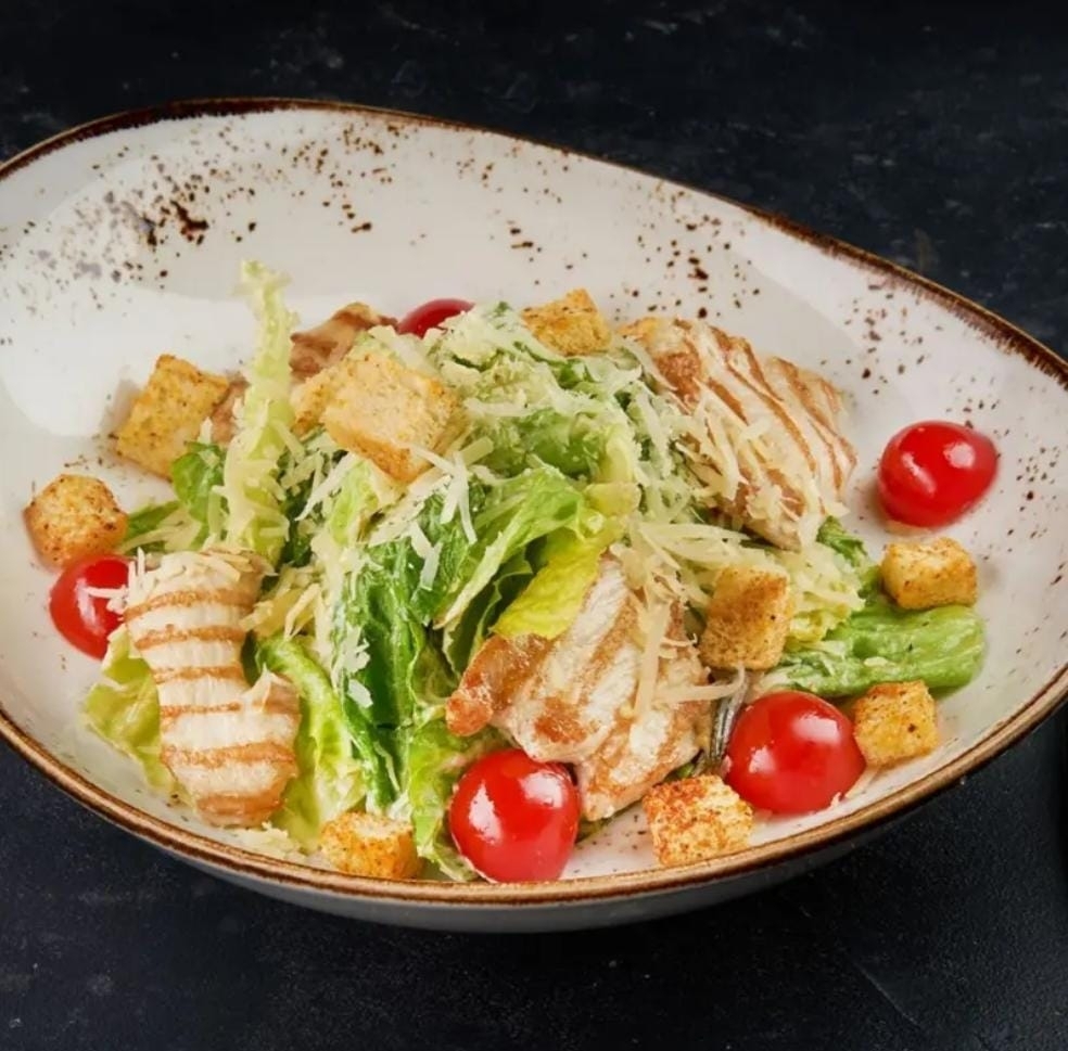 Салат Цезарь с курицей