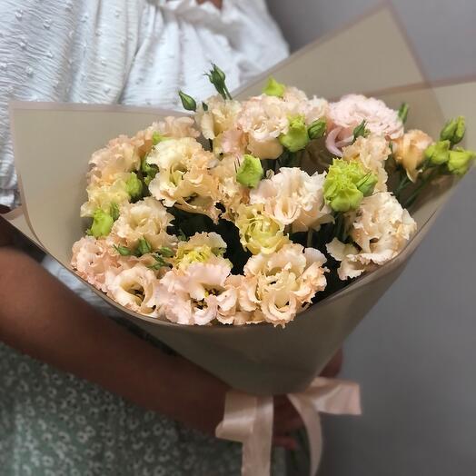 Букет с эустомой персиковый