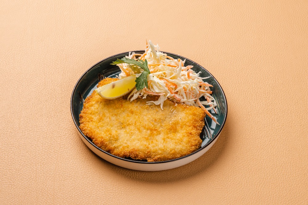 Куриный шницель с коул-слоу