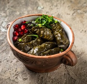 Долма с говядиной в виноградных листьях с мацони