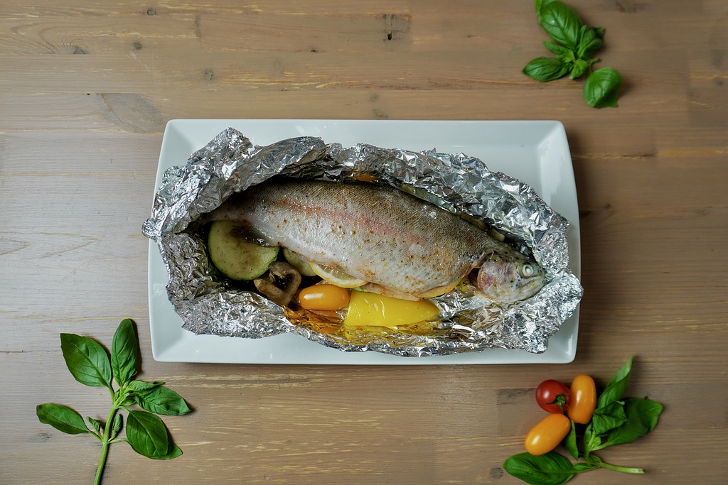 Форель запеченная с овощами